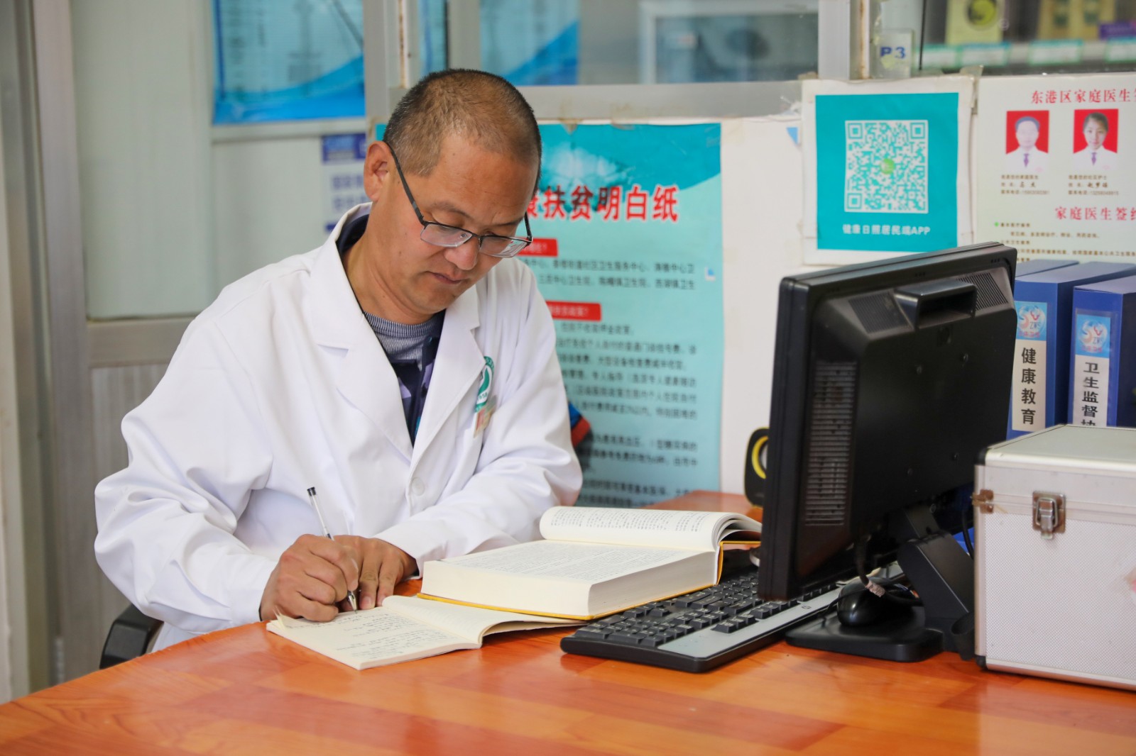 王遠平利用閑暇時間看書學習.jpg
