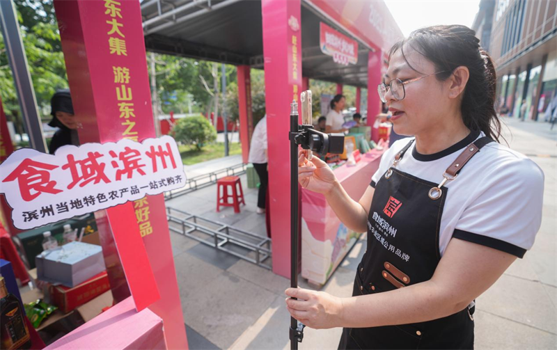 6月28日，在山東省鄒平市的夏季“黃河大集”田園豐收市集，來自濱州的美食博主在現場直播。