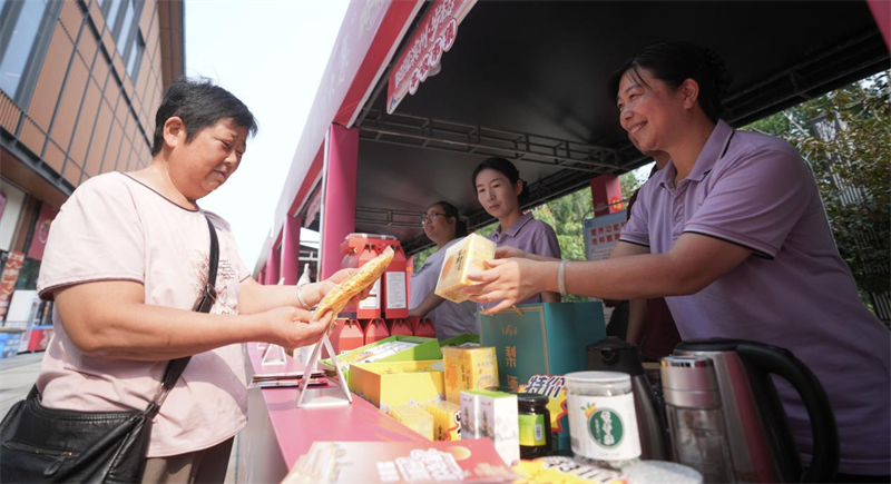  6月28日，在山東省鄒平市的夏季“黃河大集”田園豐收市集，鄒平市長山鎮金八方農場人員銷售生產的飲品。