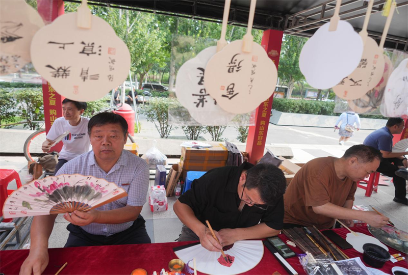 6月28日，在山東省鄒平市的夏季“黃河大集”文化扇市集，繪畫愛好者制作文化扇。
