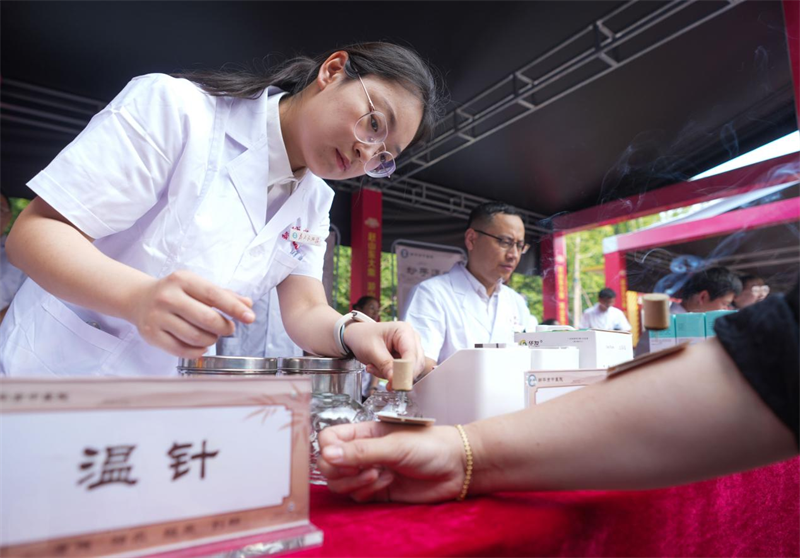 6月28日，在山東省鄒平市的夏季“黃河大集”中醫養生市集，醫生為顧客艾灸。