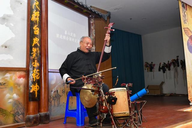 泰山皮影戲代表性傳承人范正安在表演（2025年2月19日攝）。新華社記者 朱崢 攝