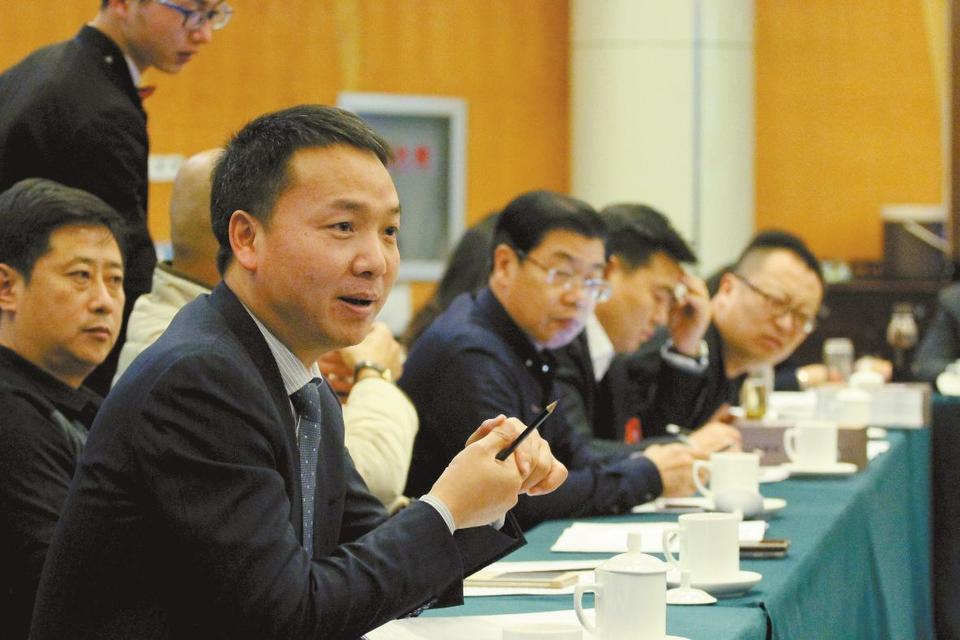 政協委員分組討論楊軍講話審議市政協常委會工作報告