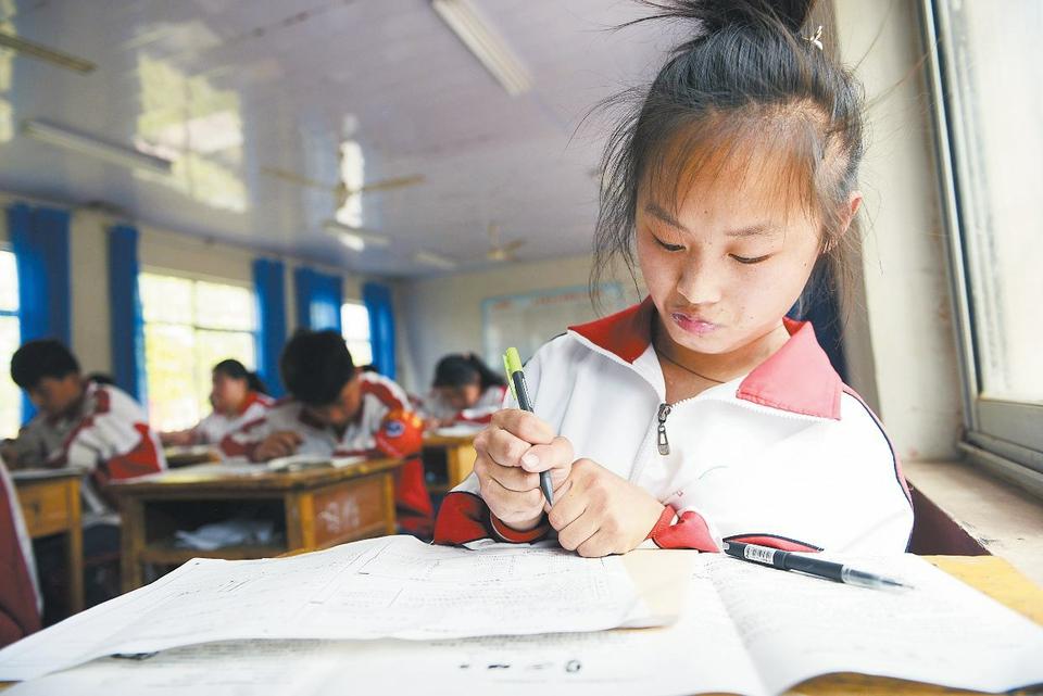 腦癱女孩何緒莉艱難求學(xué)路