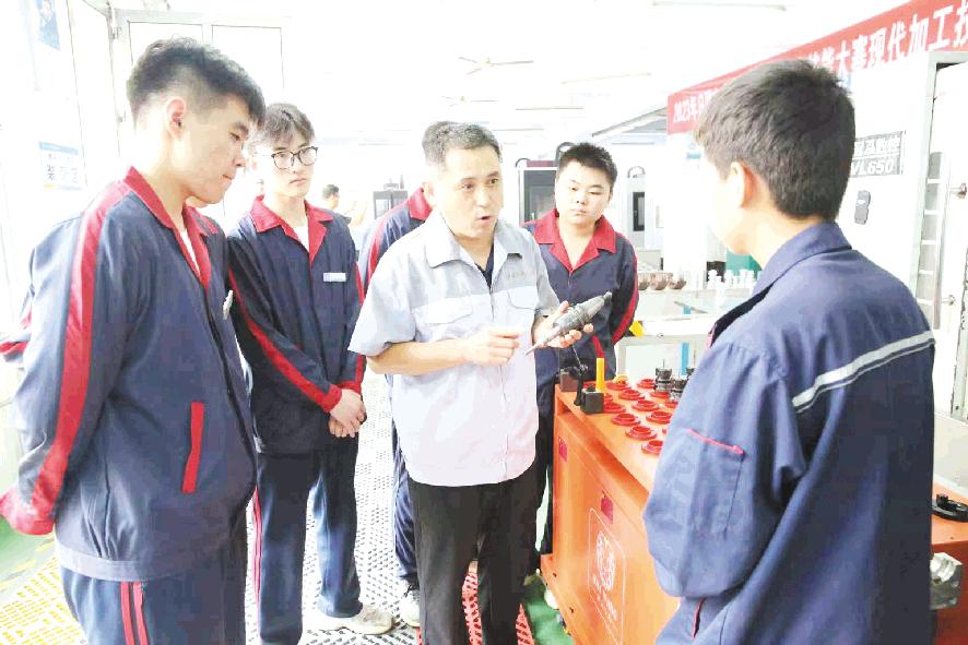 “訂單班”模式讓學(xué)生學(xué)校企業(yè)三贏